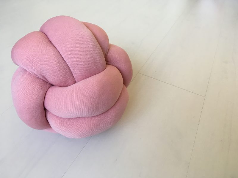 knuffel Onleesbaar bestellen Zelf een gaaf knoopkussen maken, ook voor de niet creatievelingen! – DIY |  Coolest Kid On The Blog