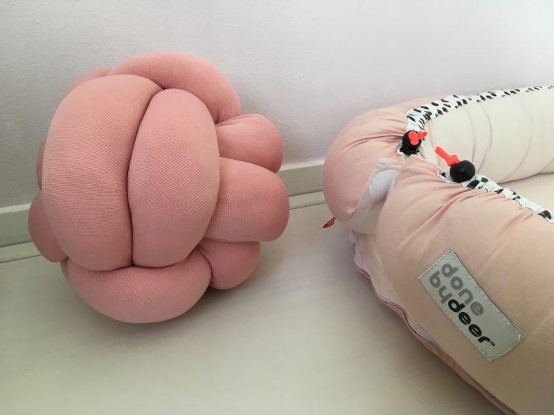 knuffel Onleesbaar bestellen Zelf een gaaf knoopkussen maken, ook voor de niet creatievelingen! – DIY |  Coolest Kid On The Blog